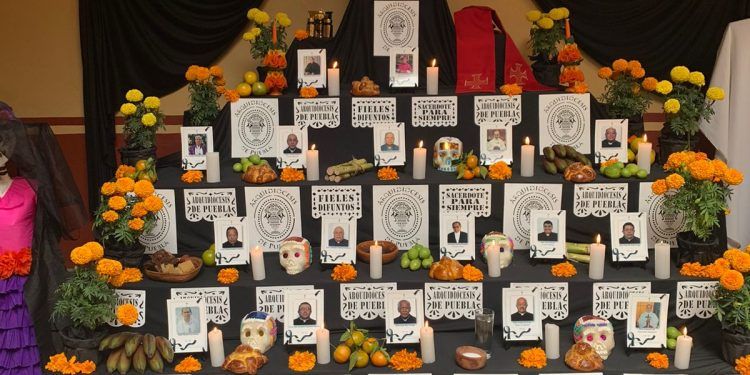 Arquidiócesis de Puebla coloca ofrenda en memoria de sacerdotes fallecidos por COVID-19 