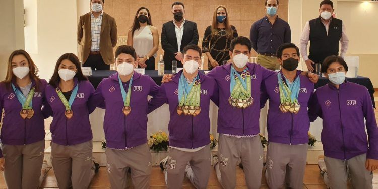 Entrega gobierno de Puebla incentivos económicos a deportistas destacados