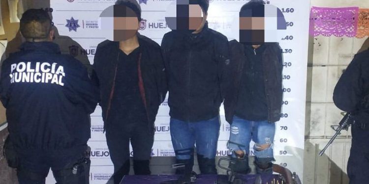 Caen tres jóvenes y un menor de edad en Huejotzingo con armas de uso exclusivo del Ejército 