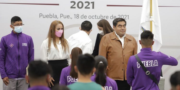 Gobernador abandera a atletas poblanos que acudirán a Paranacionales CONADE y Juegos Nacionales Populares