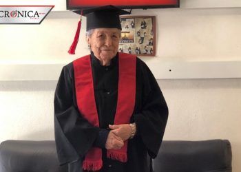 Abuelita recibe felicitaciones por graduarse de la universidad a los 93 años