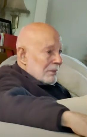 Abuelito llora al ver video de su boda; su esposa murió hace ocho años