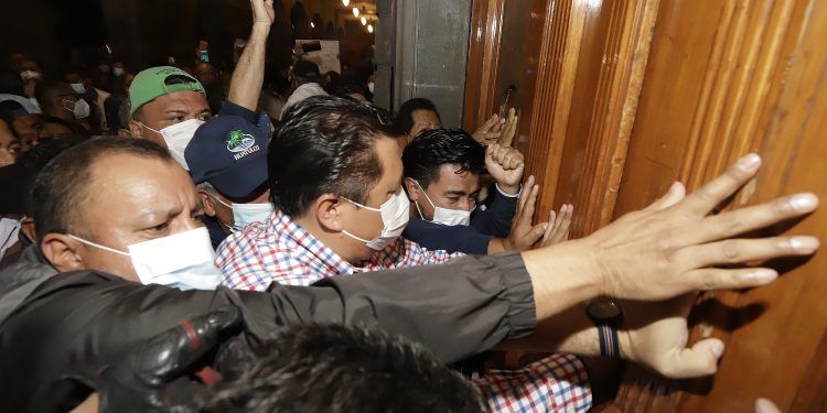Sindicalizados del Ayuntamiento de Puebla intentan frenar aprobación de basificaciones