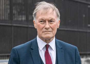 David Amess, legislador británico, es asesinado a puñaladas en acto público