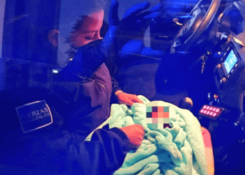 Bebé es abandonado en una camioneta estacionada en la Central de Abasto