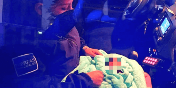 Bebé es abandonado en una camioneta estacionada en la Central de Abasto
