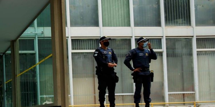 Policía abate a cerca de 25 implicados en robos a bancos en Brasil