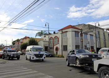 Ruta NG y vehículo protagonizan colisión en calles del centro de Puebla