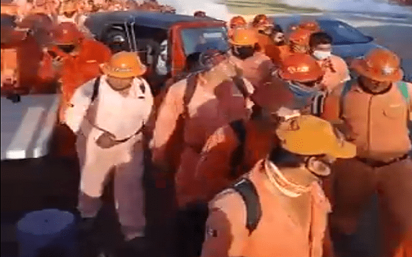 Guardia Nacional desaloja a trabajadores inconformes de la refinería Dos Bocas con gas lacrimógeno y balas de goma