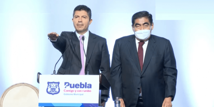 Eduardo Rivera rinde protesta como alcalde de Puebla y compromete trabajo con el gobierno estatal