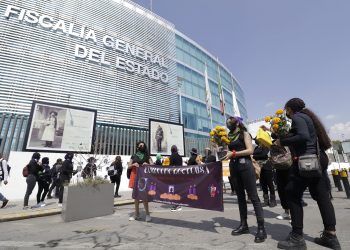 Feministas realizan caminata luctuosa «Por las que ya no están» en Puebla