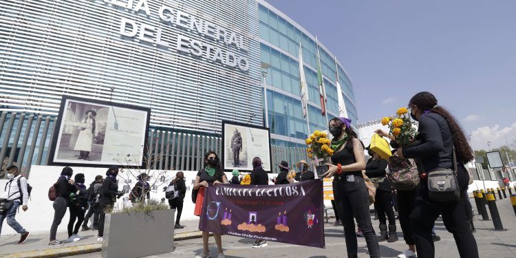 Feministas realizan caminata luctuosa «Por las que ya no están» en Puebla