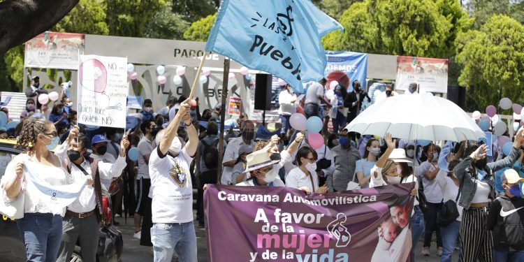 Poblanos participan en caravana a favor de la mujer y de la vida en el Parque Juárez