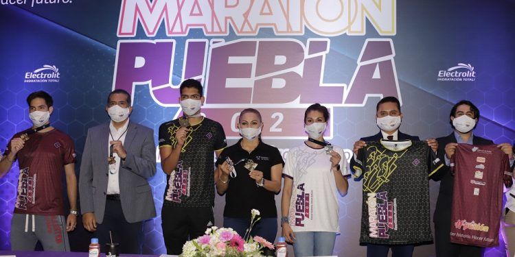 Presentan jerseys para el Maratón de Puebla 2021