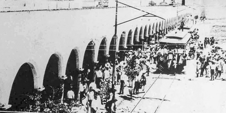 IN MEMORIAM – SÍ, ASÍ DE ANTIGUOS LOS BAÑOS Y LA VÍA
