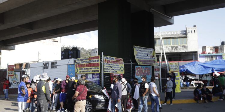 Despliegan operativo en el Mercado Amalucan por conflicto entre locatarios