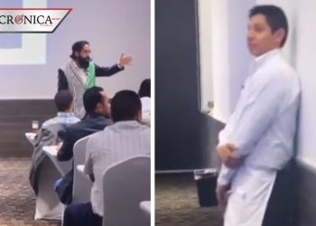 Reviven ‘burla’ de Carlos Muñoz a mesero en conferencia y redes lo critican