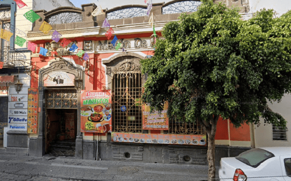 Ladrones asaltan a comensales y trabajadores de restaurante en el centro de Puebla