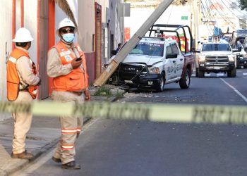 Patrulla de SSP colisiona contra un poste y deja sin luz a vecinos de Analco