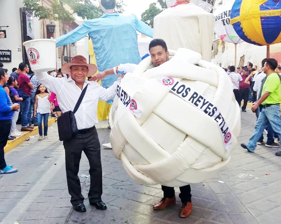 Joven genera revuelo por acudir a funeral con disfraz de quesillo (VIDEO)