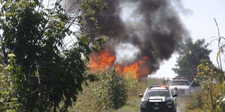 Evacúan a 12 familias de Texmelucan ante quema controlada en ducto de Pemex