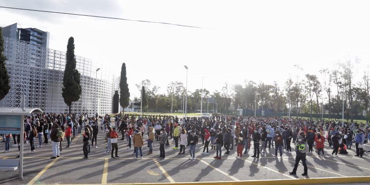Alta afluencia de ciudadanos en puntos de vacunación COVID en Puebla