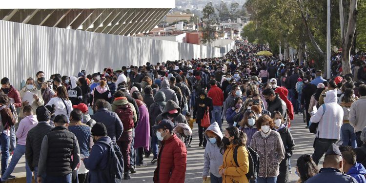 Alta afluencia de ciudadanos en puntos de vacunación COVID en Puebla