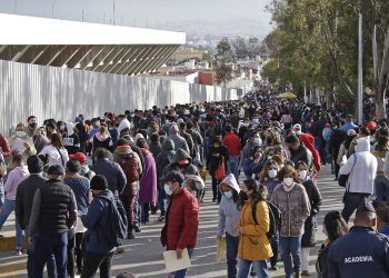 Alta afluencia de ciudadanos en puntos de vacunación COVID en Puebla