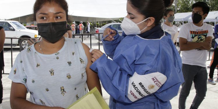 Alta afluencia de ciudadanos en puntos de vacunación COVID en Puebla