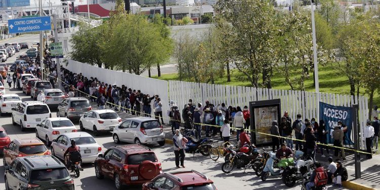 Alta afluencia de ciudadanos en puntos de vacunación COVID en Puebla