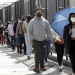 Vendedores y padres crean caos en sedes de vacunación
