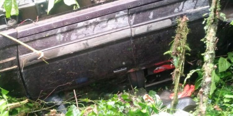 Muere conductor al caer a barranco en Xicotepec