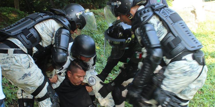 La caravana migrante choca con la Guardia Nacional de México en Chiapas
