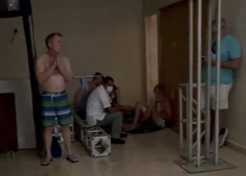 Grupo armado irrumpe en una playa del Caribe mexicano y mata a dos personas