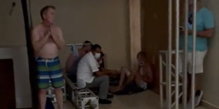 Grupo armado irrumpe en una playa del Caribe mexicano y mata a dos personas