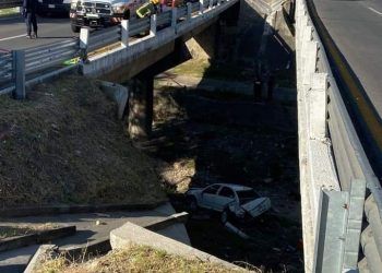 Cae auto de un puente en la Vía Corta a Santa Ana; hay dos muertos 