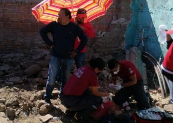 Tres adultos mayores lesionados al caer una barda del deportivo Atoyac en Mayorazgo
