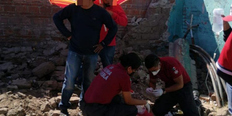 Tres adultos mayores lesionados al caer una barda del deportivo Atoyac en Mayorazgo