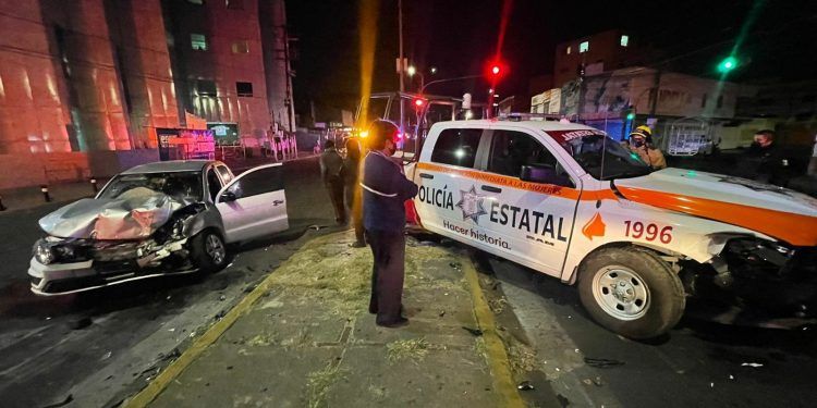 Chocan patrulla de la Policía Estatal frente a Ortopedia; hay dos heridos 