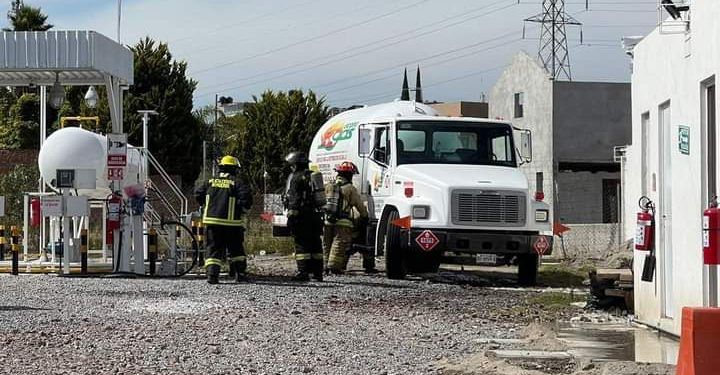 Evacúan a vecinos de la colonia Tres Cruces por fuga de gas