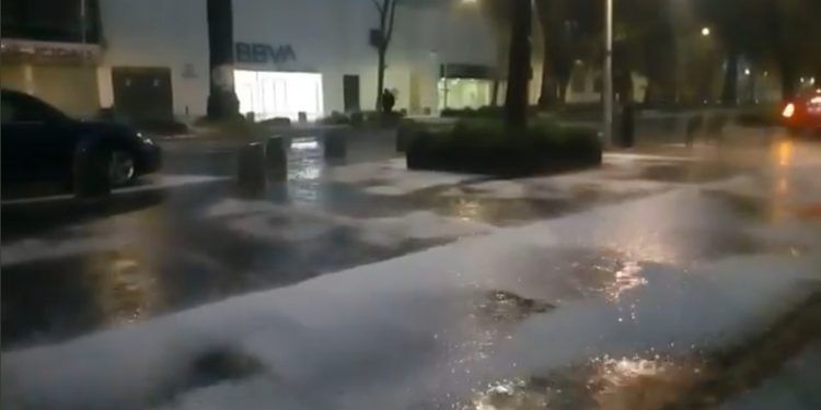 Lluvia y granizo pintan de blanco a la Angelópolis 