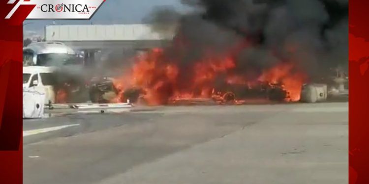 Al menos 10 vehículos incendiados, en autopista México-Puebla tras choque múltiple