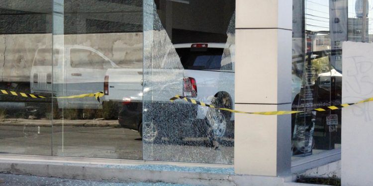 Vandalizan agencia de autos ubicada en La Ciénega 