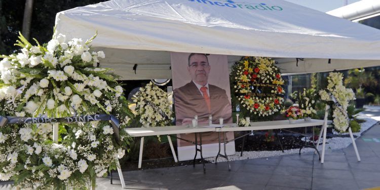 Colocan altar en memoria de Javier López Díaz y ciudadanos lo despiden con flores