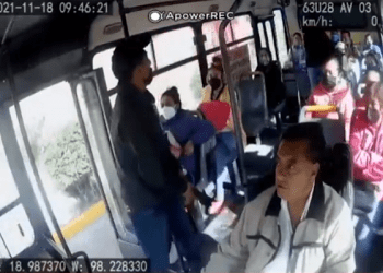 Cámara de seguridad capta un atraco a pasajeros de la Ruta 63 en Puebla