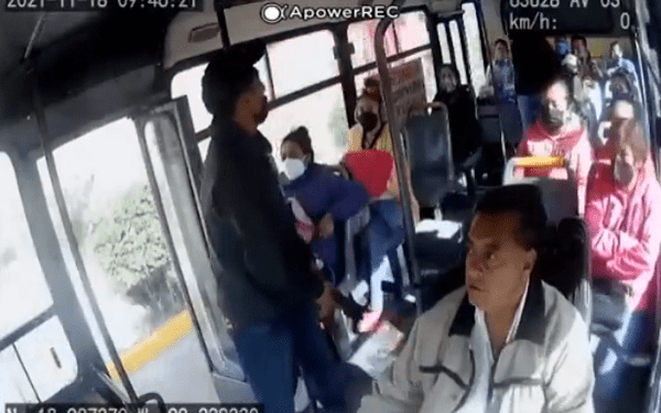Cámara de seguridad capta un atraco a pasajeros de la Ruta 63 en Puebla