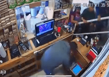 Ladrones asaltan un negocio en la Central de Abasto