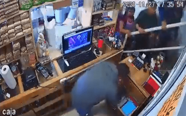 Ladrones asaltan un negocio en la Central de Abasto