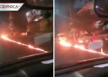 Combi arrastra a motociclista para evitar asalto y se incendia al huir (VIDEO)