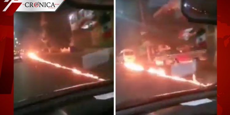 Combi arrastra a motociclista para evitar asalto y se incendia al huir (VIDEO)